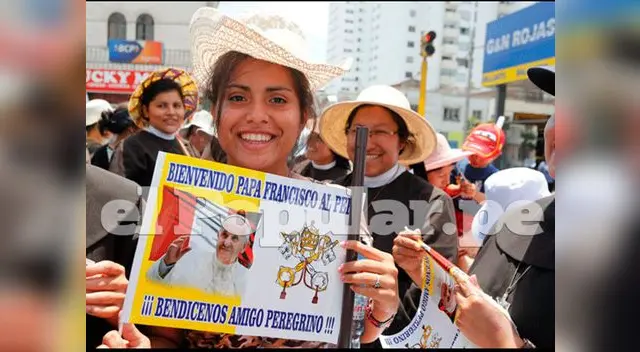 Fieles esperan en la avenida Brasil al papa Francisco | Fotos: Carlos Cronteras