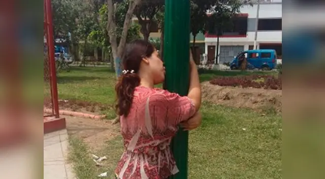 Mujer es captada muy cariñosa con un poste de luz Mujer es captada muy cariñosa con un poste de luz