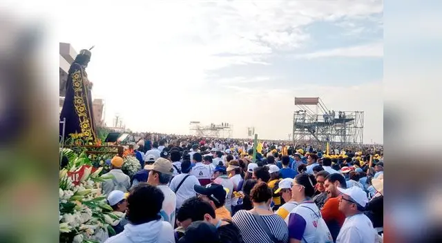 Fieles llenan la explanada de Huanchaco