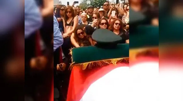 Florcita se quiebra en homenaje a su padre Augusto Polo Campos Florcita se quiebra en homenaje a su padre Augusto Polo Campos