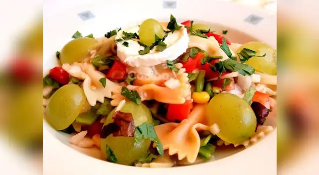 Receta Popular: Ensalada de pasta con tomate y queso feta