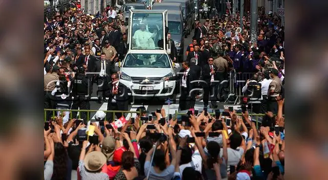 Papa recorre las calles del Centro de Lima