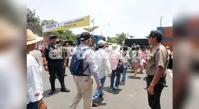 Familias peruanas se hacen presente en santa misa. Fotos: Giancarlo Contreras