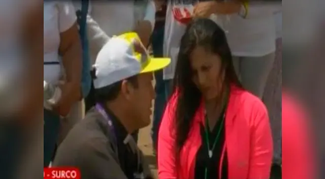 Sacerdote limpia de pecado a fieles para la eucaristía en misa del papa Francisco 