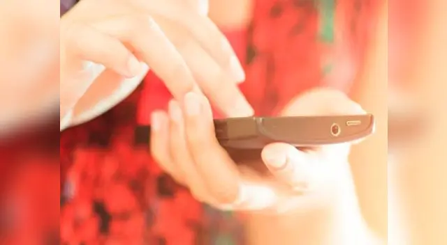 Mujer perdió el control al descubrir mensajes de su pareja con otra chica Mujer perdió el control al descubrir mensajes de su pareja con otra chica