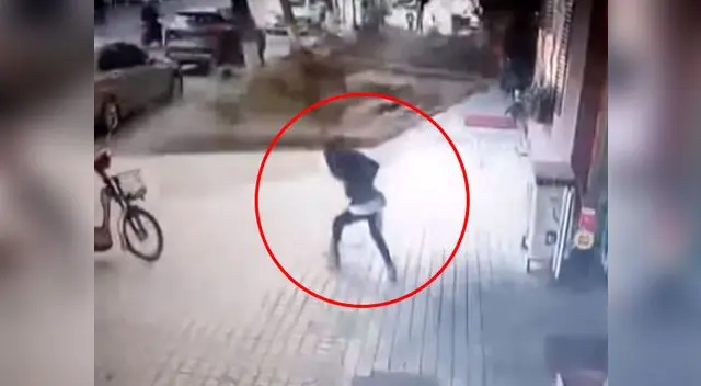 Mujer casi muere tras ser aplastada por un enorme letrero Mujer casi muere tras ser aplastada por un enorme letrero