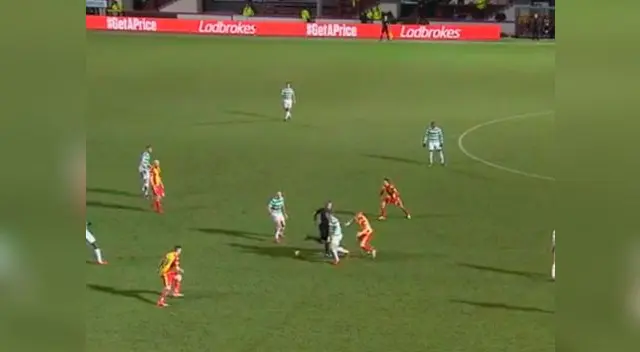 Arbitro participa en jugada de lujo con pase de taco