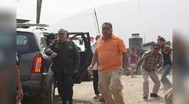 Presunto traficante de terrenos agreden a periodista en presencia de PNP Presunto traficante de terrenos agreden a periodista en presencia de PNP