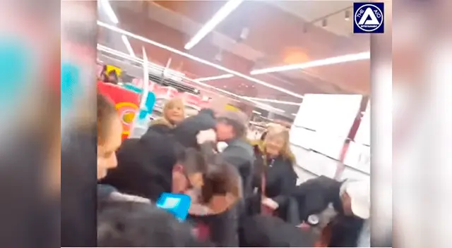 Los videos de las escenas de caos en varios supermercados de Francia fueron compartidos en Youtube