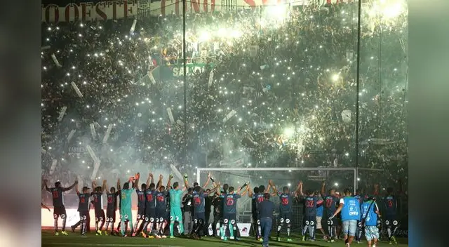 Alianza Lima hace su estreno en la Noche Blanquiazul Alianza Lima hace su estreno en la Noche Blanquiazul