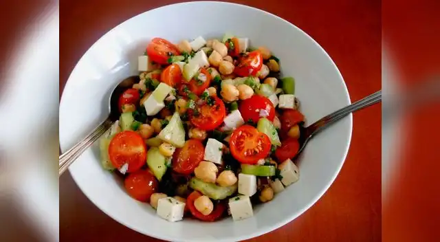 Ensalada de garbanzos con tomate y berenjena