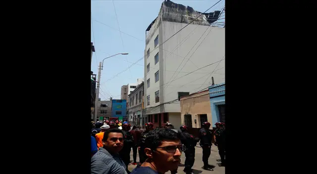 Incendio en una vivienda causa alarma en el Cercado de Lima Incendio en una vivienda causa alarma en el Cercado de Lima