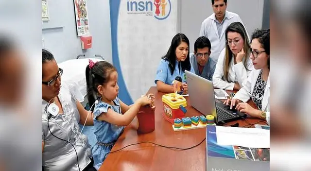 Las menores felices junto a sus madres