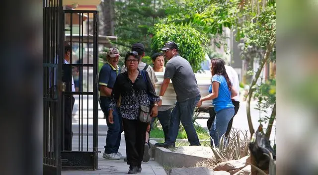 Familiares llevan el féretro con la víctima