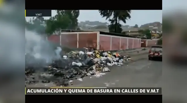 Desesperados vecinos queman basura en calles de Villa María del Triunfo Desesperados vecinos queman basura en calles de Villa María del Triunfo