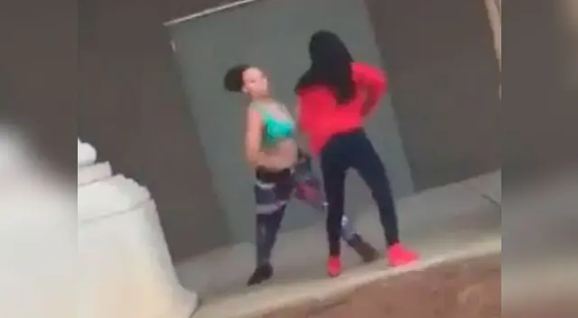 Sexys mujeres se agarran a golpes en plena vía pública Sexys mujeres se agarran a golpes en plena vía pública
