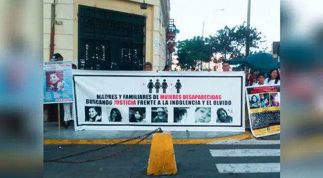 Familiares de las desaparecidas protesta frente a Dirincri Familiares de las desaparecidas protesta frente a Dirincri