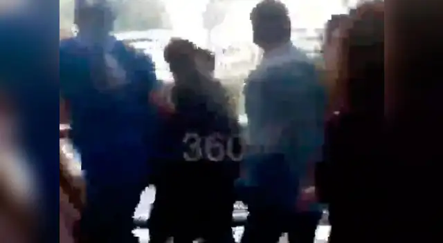 Pasajeros detiene a ladrón y le dan una paliza en el Metro