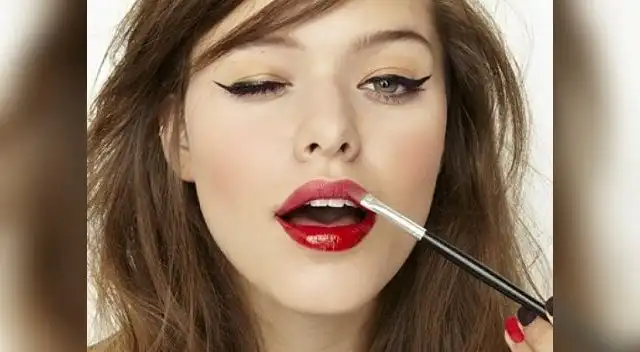 Enamora a tu pareja con un look romántico y sexy