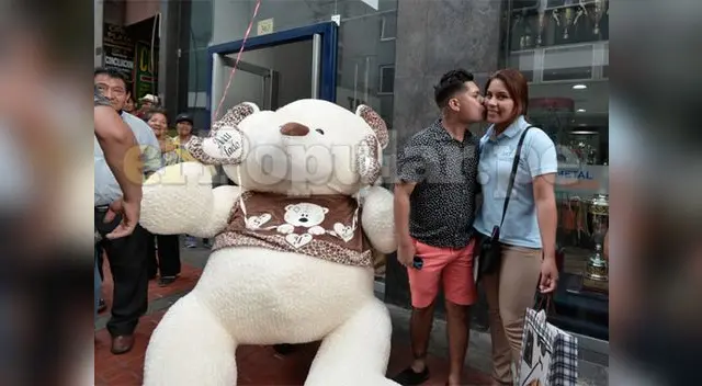 Susana recibió un oso gigante por San Valentín. Espera ser muy feliz al lado de su novio Joan