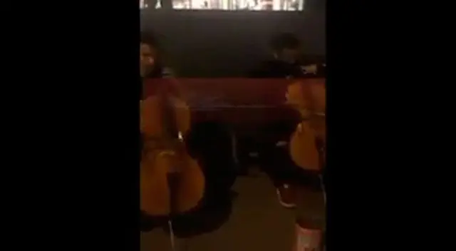 Venezolanos causan asombro al tocar música clásica en la calles de Lima Venezolanos causan asombro al tocar música clásica en la calles de Lima