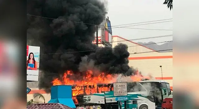 Bus se incendia frente al Megaplaza