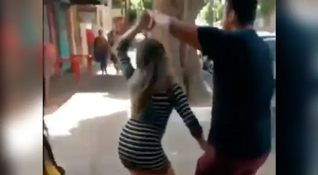 Joven quiere conquistar bailando a una mujer pero todo le sale mal