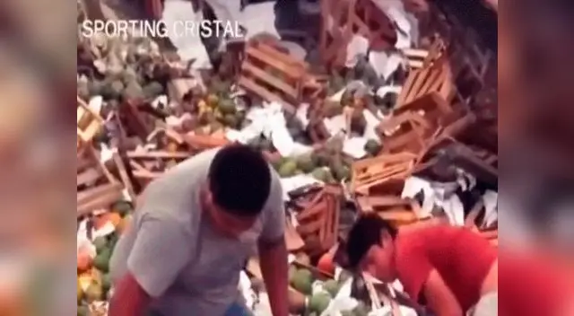 Pobladores saquearon camión accidentado Pobladores saquearon camión accidentado