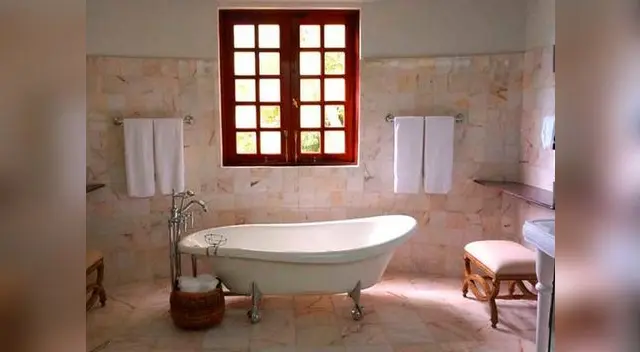 Mujer muere por tomarse un selfie en su baño 