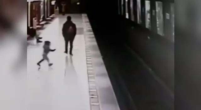 Joven salva a niño de morir en las vías del tren en Italia 