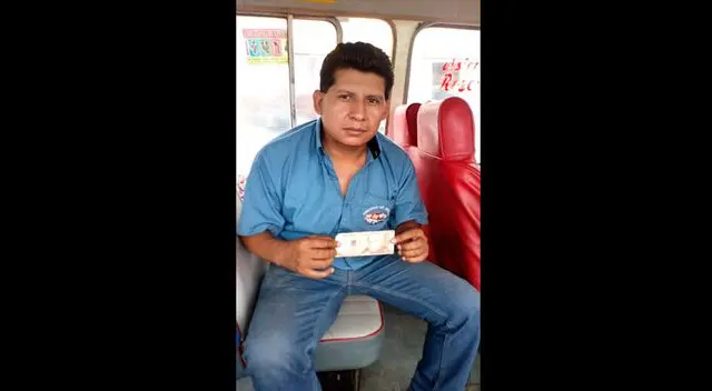 El chofer enseñando el billete que pretendió dar a PNP