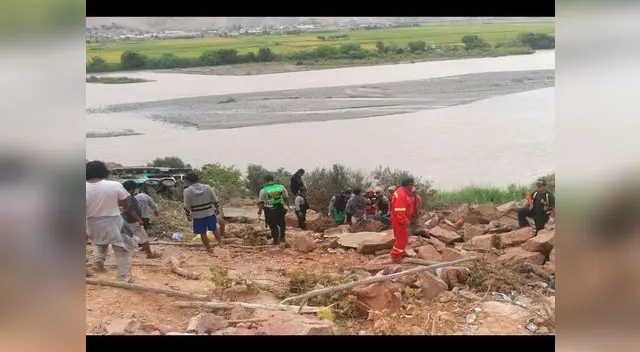 Un bus interprovincial cayó a un abismo de aproximadamente 200 metros Un bus interprovincial cayó a un abismo de aproximadamente 200 metros