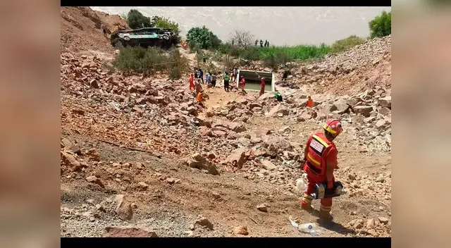 A esta hora del día continúan las labores de rescate del bus interprovincial cayó la madrugada a un abismo