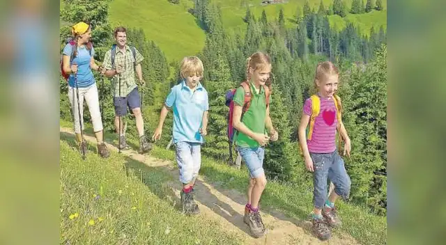 El senderismo es un buen deporte de aventura El senderismo es un buen deporte de aventura