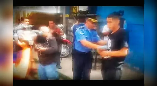 Letal patada voladora golpeó a camarógrafo Letal patada voladora golpeó a camarógrafo