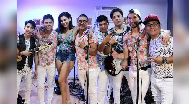 Stephanie se luce con los jóvenes músicos.
