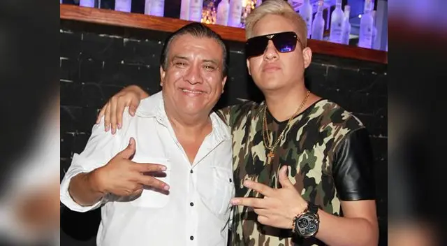 Manolo Rojas con su hijo cuando se lanzó como cantante