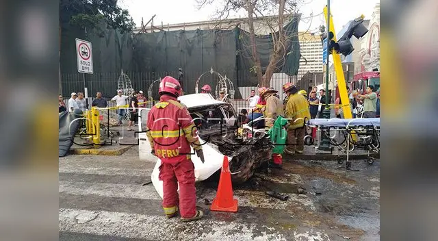 Auto es impactado por un bus del Metropolitano Auto es impactado por un bus del Metropolitano