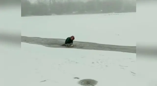 Mujer se lanzó al agua congelada por salvar a un perro Mujer se lanzó al agua congelada por salvar a un perro