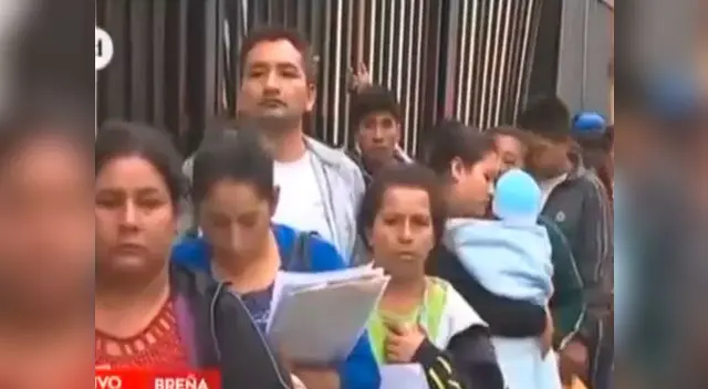 Padres de familia hacen colas desde ayer para recibir atención de sus hijos Padres de familia hacen colas desde ayer para recibir atención de sus hijos