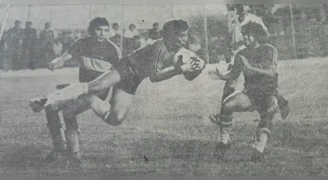 Acasuzo atenaza el balón ante la arremetida de Diego