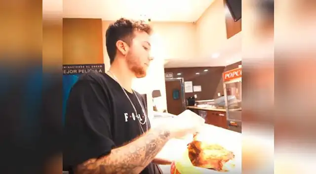 Youtubers llevaron pollo a la brasa al cine y esto pasó