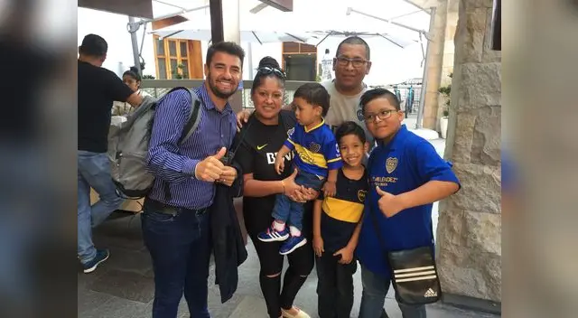 Riquelme y Tevez junto a sus padres y su hermano Rodrigo