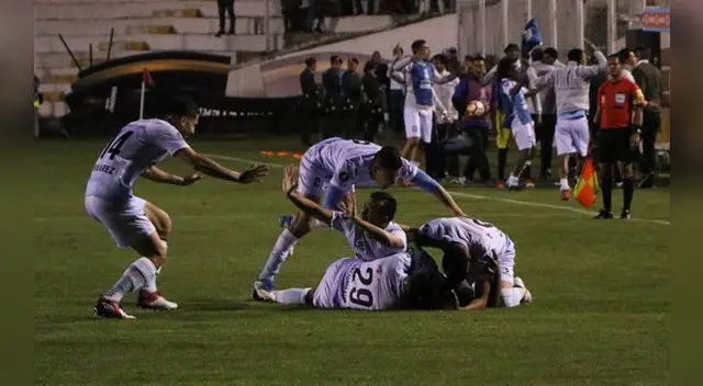 Festejo de gol de Ramúa con su compañeros