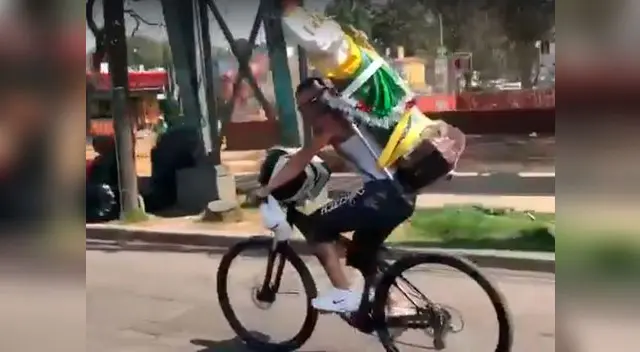 Paseaba figura religiosa en su bicicleta y termino estrellándose contra un auto Paseaba figura religiosa en su bicicleta y termino estrellándose contra un auto