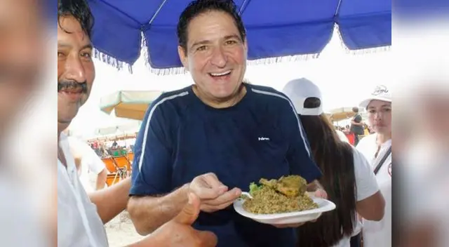 Juan Carlos Zureck probó el pollo 7 colores de 5 soles Juan Carlos Zureck probó el pollo 7 colores de 5 soles