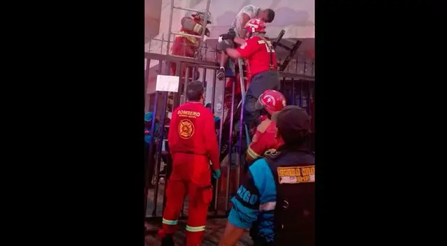 Venezolano queda atrapado en reja al intentar robar a una mujer Venezolano queda atrapado en reja al intentar robar a una mujer