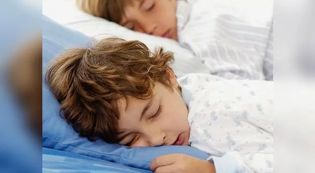  A qué hora debe de acostarse un niño cuando va al colegio