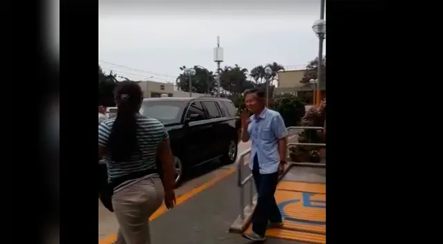 Alberto Fujimori sale caminando de la clínica en Pueblo Libre Alberto Fujimori sale caminando de la clínica en Pueblo Libre