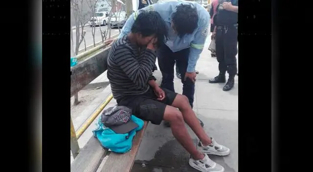 Muchacho llora y consolado por la autoridad Muchacho llora y consolado por la autoridad